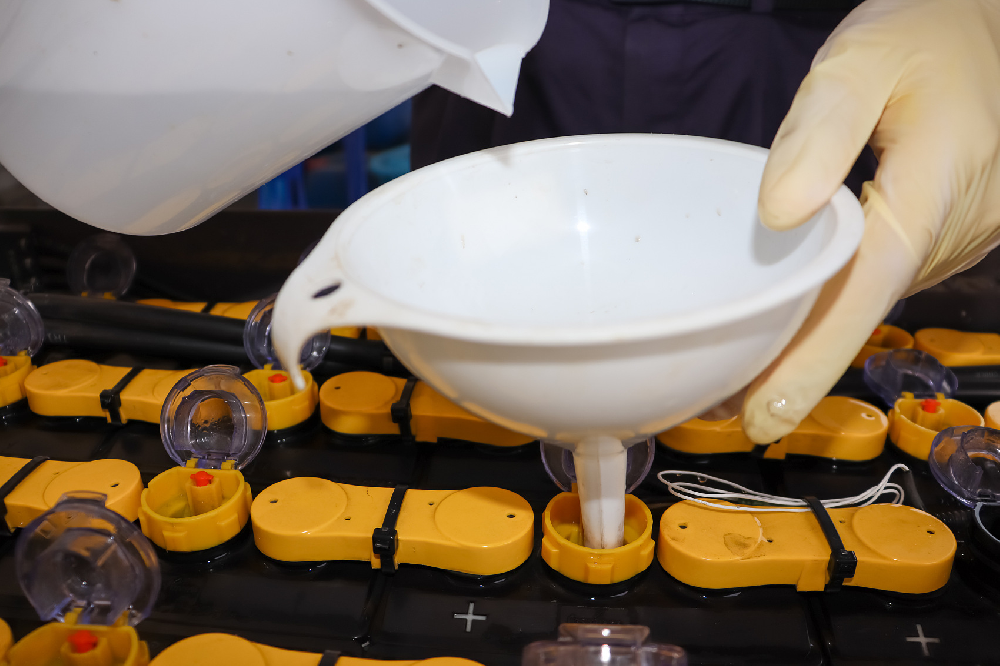 電瓶加水過多怎么補救？如何正確加水？